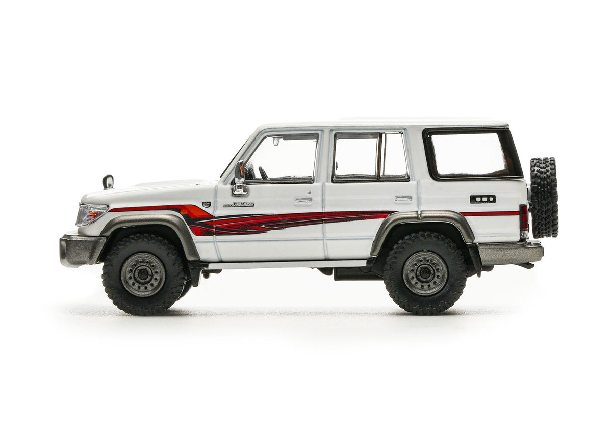 Massdi 1:64 1994 Toyota land Cruiser LC76 White - Zoomsters India