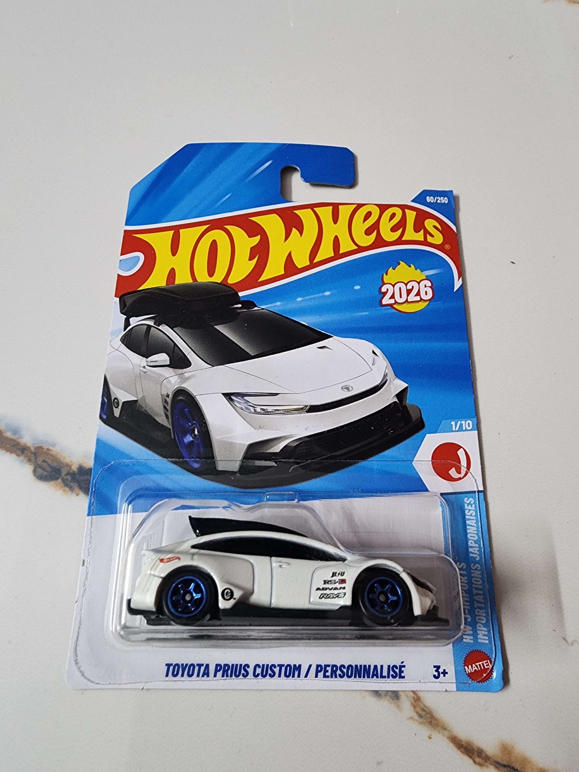Hot Wheels Mainline D case 2026 : Toyota Prius Custom / Personnalise (With carrier)
