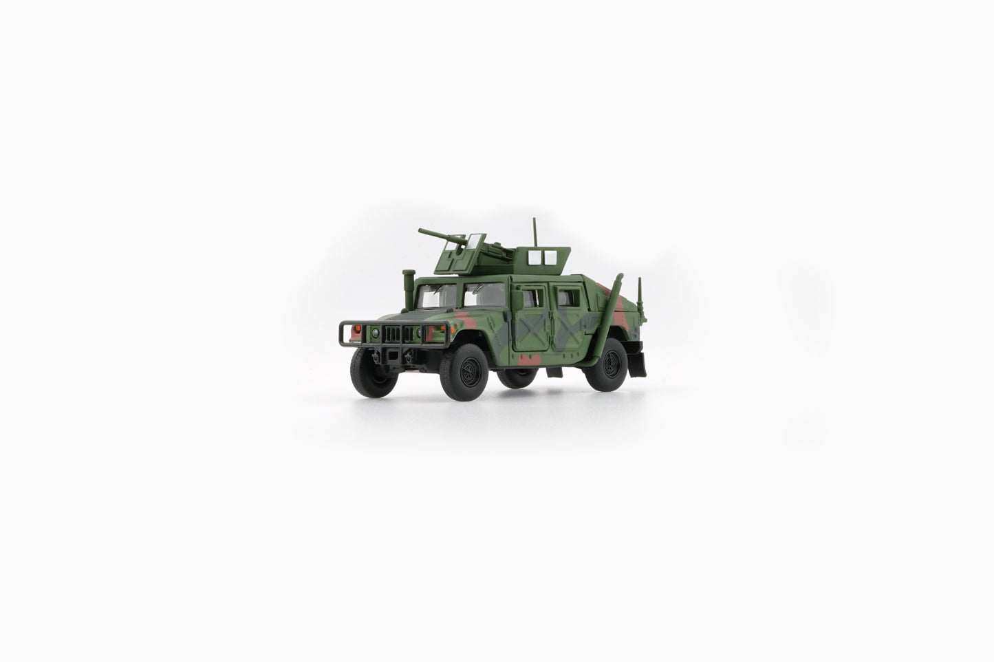 BMC 1:64: Humvee 4-CT Woodlan Camo w/stand plate - 64B0460