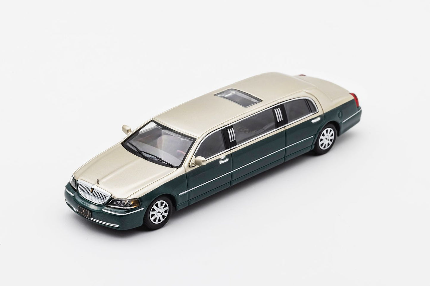 GCD :2003 Town Car Limousine (220)